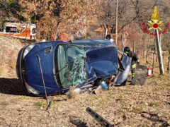 Auto ribaltata fuori strada a Prosano di Arcevia - Intervento dei Vigili del Fuoco