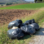 Abbandono di rifiuti in strada a Trecastelli