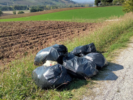 Abbandono di rifiuti in strada a Trecastelli