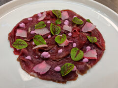 Carpaccio di cuore, emulsione di rapa rossa e nocciole