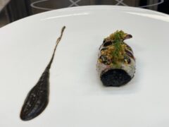 Calamaro nero ripieno, peperone bruciato e lima