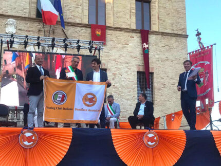 Il sindaco Gianni Aloisi ritira la Bandiera Arancione 2022 per Corinaldo