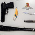 Mazza, coltelli e finta pistola sequestrati dalla Polizia