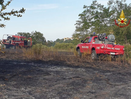 Incendio sterpaglie a Borgo Emilio, vicino Piticchio di Arcevia