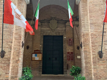 Porta del palazzo municipale di Corinaldo