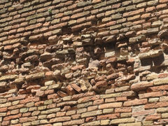Corinaldo: stato di disfacimento delle mura in via del Bargello