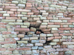 Corinaldo: stato di disfacimento delle mura in via del Bargello