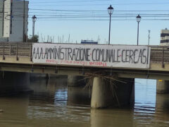 "A.A.A. Amministrazione Comunale Cercasi": striscione di protesta sul Misa a Senigallia