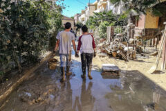 Giovane coppia di volontari dopo l'alluvione - Foto di Giuseppe Chiucchiù