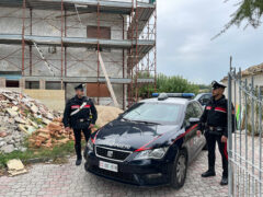 Carabinieri davanti all'abitazione della vittima a Filetto di Senigallia