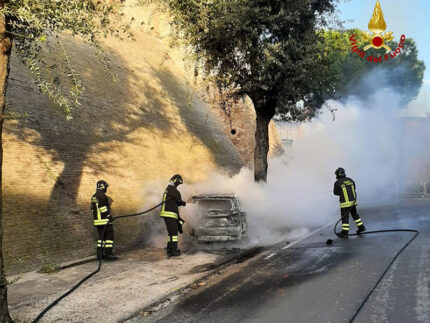 Auto a fuoco a Ostra