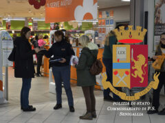 Polizia nei centri commerciali a Senigallia nella giornata contro la violenza sulle donne
