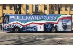 Pullman azzurro della Polizia di Stato