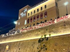 Sit in di centri sociali e associazioni al porto di Ancona per l'arrivo dei migranti sulla nave Ocean Viking