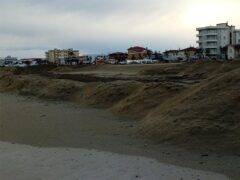 Lavori di realizzazione della pista di motociclismo sulla spiaggia di ponente