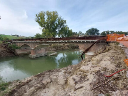 Il ponte sul Misa tra Pongelli di Ostra Vetere e Vaccarile di Ostra danneggiato dall'alluvione del 15 settembre 2022