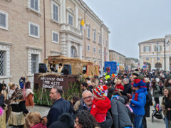 Carnevale 2023 a Senigallia - Sfilata in piazza Garibaldi