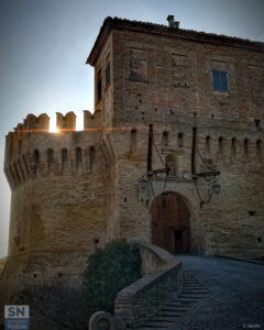Corinaldo: il sole dietro le mura - Foto Cristina Giachè