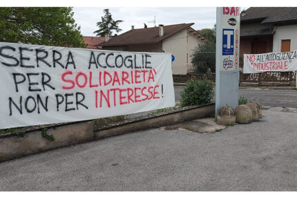 Centro accoglienza a Serra de' Conti: striscioni di protesta