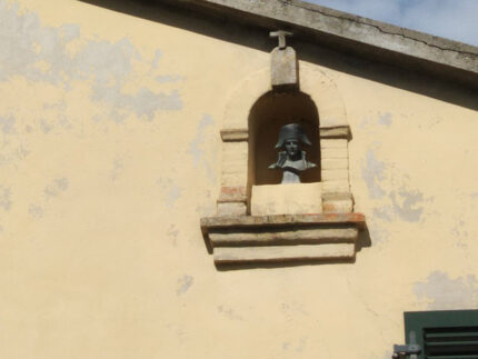 Busto di Napoleone su una casa di Croce di Castel Colonna (Trecastelli)