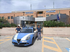 Agenti di Polizia davanti al Commissariato di Senigallia