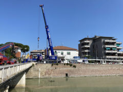 Lavori di posa del ponte ciclopedonale provvisorio sul Misa