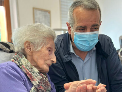 Il sindaco di Corinaldo Gianni Aloisi festeggia i 102 anni di Lina Alfonsi