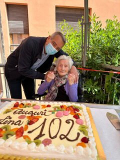 Il sindaco di Corinaldo Gianni Aloisi festeggia i 102 anni di Lina Alfonsi