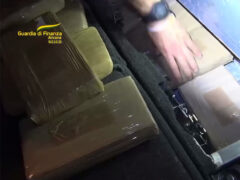Operazione Doppio Gioco - Cocaina e hashish trasportate nel doppiofondo di un'auto