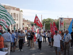 Sit-in sindacati davanti all'ospedale di Senigallia