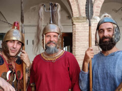 Scorta celtica guidata da re Beleno (al centro) a Montefortino di Arcevia