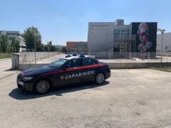 Carabinieri davanti al plesso Padovano dell'IIS Corinaldesi-Padovano di Senigallia