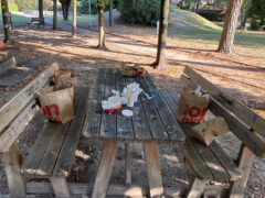Inciviltà: rifiuti abbandonati sui tavoli dei Giardini Anna Frank