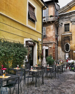 Tavoli in via Fagnani - Foto Floriana Giacchini
