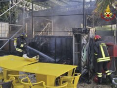 Incendio del palco esterno del Mamamia