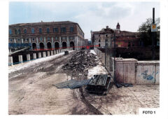 Ponte Garibaldi viene usato come deposito dei parapetti demoliti