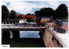 Stazionamento di un escavatore sull'impalcato di ponte Garibaldi