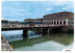 Piccolo escavatore in opera sull'impalcato di ponte Garibaldi
