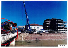 Autogrù del peso di 14.5 ton. in opera sull'impalcato di ponte Garibaldi in occasione del varo della passerella pedonale