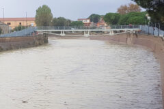 Il fiume Misa e la passerella ciclopedonale provvisoria il 22 novembre 2023