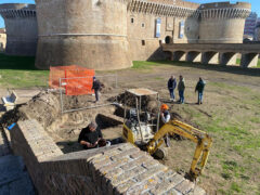 Scavi nel vallato della Rocca Roveresca