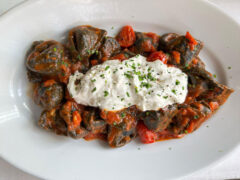 Cappellacci al nero di seppia ripieni di mazzancolle e burrata con sugo di scampi