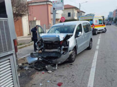 Incidente: auto tampona autobus