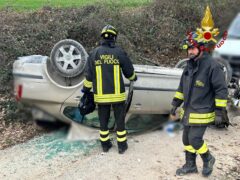 Automobile ribaltata in via Vallisce a Trecastelli