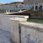 Il muretto ora innalzato dove prima si trovava ponte Garibaldi