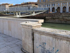 Il muretto ora innalzato dove prima si trovava ponte Garibaldi