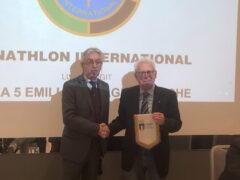 Il past Governor Prof. Francesco Franceschetti consegna il gagliardetto Panathlon al Presidente Coni Regione Emilia-Romagna Dott. Andrea Dondi
