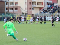 Il portiere della Vigor Senigallia Edoardo Roberto rinvia un pallone