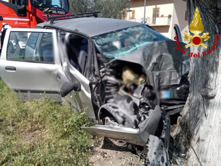 Auto contro albero: incidente a Nidastore di Arcevia