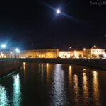 Senigallia di notte, veduta del fiume Misa e del Foro Annonario